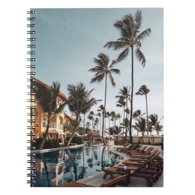 Brun lounge-stolar nära bassäng omgiven av anteckningsbok (Framsidan)