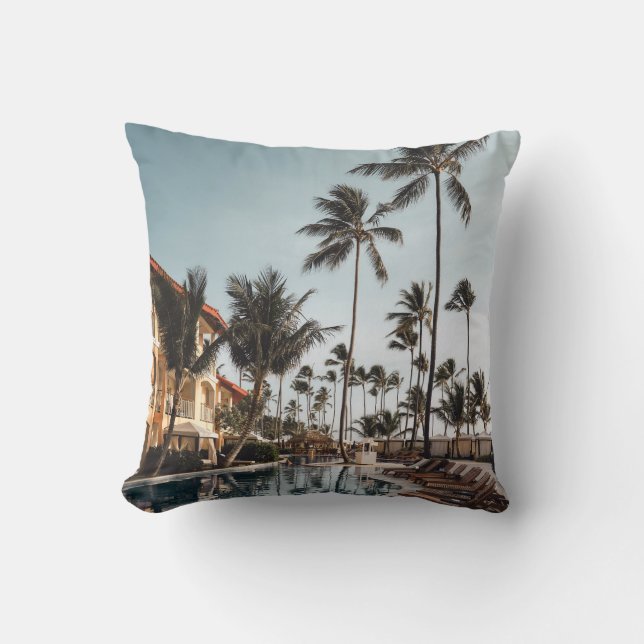 Brun lounge-stolar nära bassäng omgiven av kudde (Framsida)