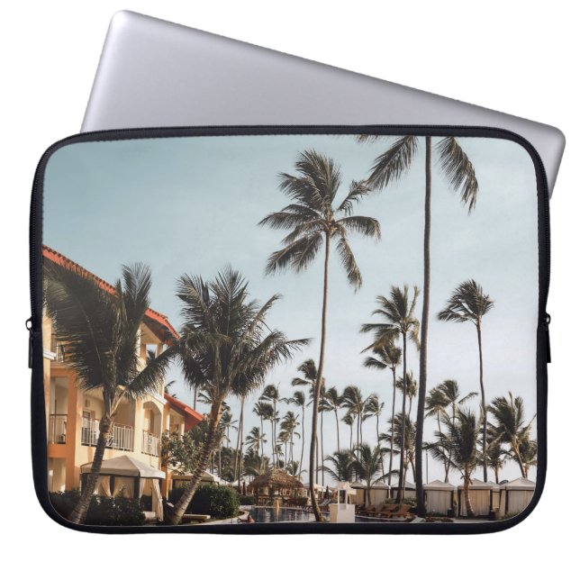 Brun lounge-stolar nära bassäng omgiven av laptop fodral (Framsidan)