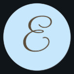 Brun monogram E på ljusblå favoritetikett Runt Klistermärke<br><div class="desc">Monogrampresenter har ett stort urval anpassningsbara USPS-portabel frimärke,  klistermärken,  hälsningskort,  skjortor,  hattar,  knappar,  magneter och så mycket mer. Dessa monogram är underbara för att skicka ut bröllopsinbjudningar,  inbjudningar till firandepartiet,  tillkännagivande för studenten och överraska födelsedagsfester bara till namn några få.</div>