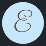 Brun monogram E på ljusblå favoritetikett Runt Klistermärke<br><div class="desc">Monogrampresenter har ett stort urval anpassningsbara USPS-portabel frimärke,  klistermärken,  hälsningskort,  skjortor,  hattar,  knappar,  magneter och så mycket mer. Dessa monogram är underbara för att skicka ut bröllopsinbjudningar,  inbjudningar till firandepartiet,  tillkännagivande för studenten och överraska födelsedagsfester bara till namn några få.</div>