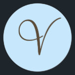Brun monogram V på ljusblå favoritetikett Runt Klistermärke<br><div class="desc">Monogrampresenter har ett stort urval anpassningsbara USPS-portabel frimärke,  klistermärken,  hälsningskort,  skjortor,  hattar,  knappar,  magneter och så mycket mer. Dessa monogram är underbara för att skicka ut bröllopsinbjudningar,  inbjudningar till firandepartiet,  tillkännagivande för studenten och överraska födelsedagsfester bara till namn några få.</div>