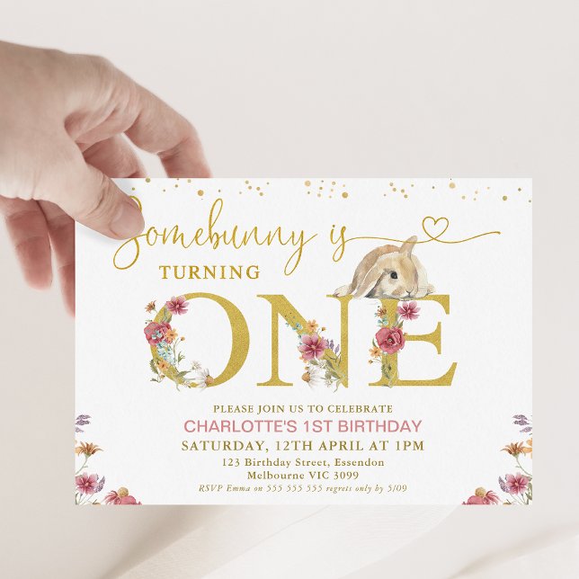 Brun några Bunny Wildblommor 1:a födelsedagen Inbjudningar (Some bunny is turning one 1st birthday invitation with brown bunny, gold word and wildflowers.)