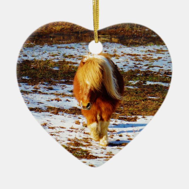 Brun och gräddminiatyrhäst i snö. julgransprydnad keramik (Framsidan)