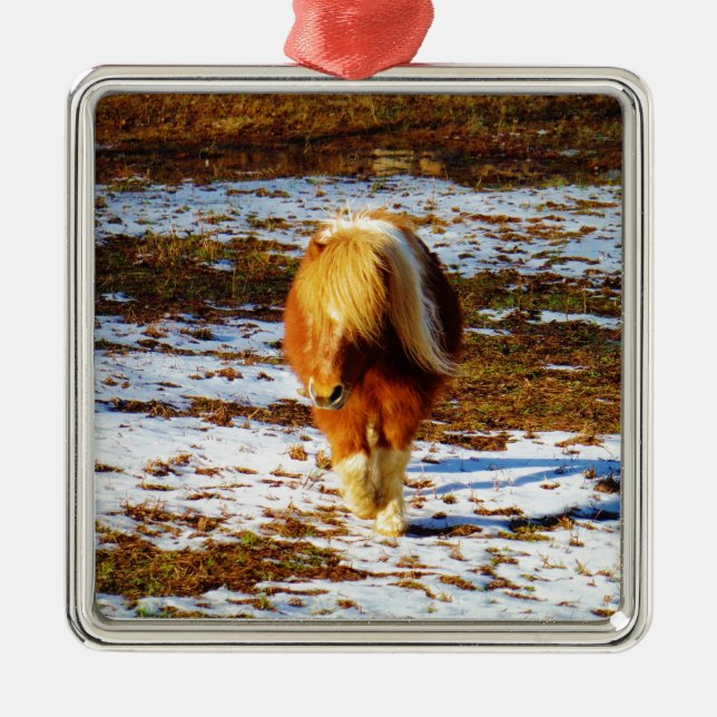 Brun och gräddminiatyrhäst i snö. julgransprydnad metall (Framsidan)
