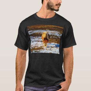Brun och gräddminiatyrhäst i snö. t-shirt