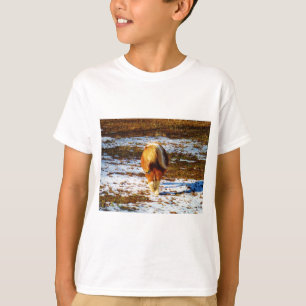 Brun och gräddminiatyrhäst i snö. t shirt