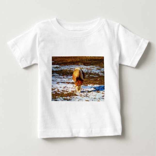 Brun och gräddminiatyrhäst i snö. t-shirt (Framsida)