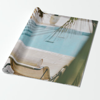 Brun och svart armstol bredvid simmande bassäng un presentpapper