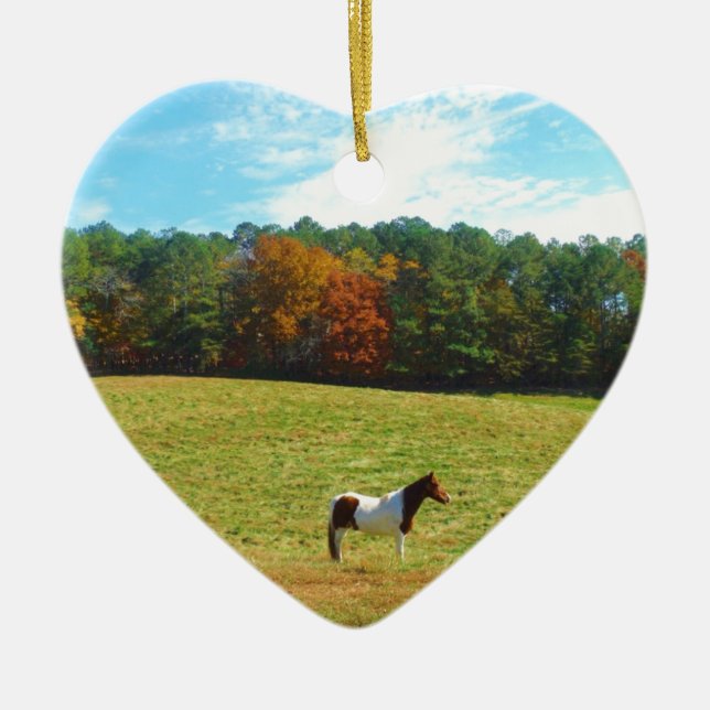 Brun- och vithäst,träd höst,blå himmel julgransprydnad keramik (Framsidan)