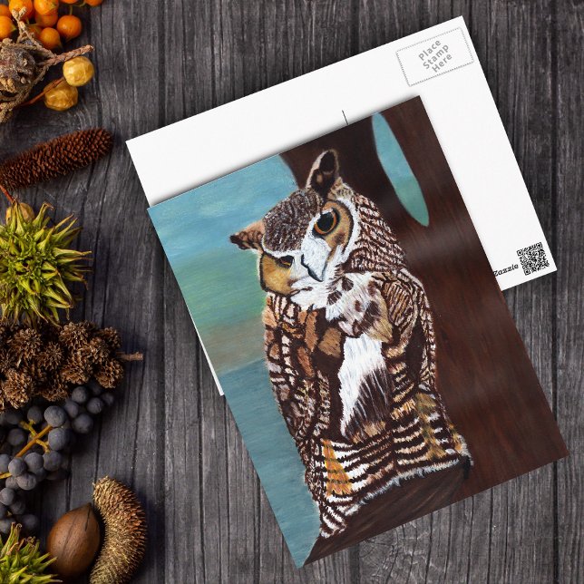 Brun- och vitvykort Uggla Vykort (Brown white owl golden eyes in tree overlooking water on postcard.)