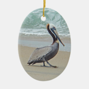 Brun pelikan på strand julgransprydnad keramik