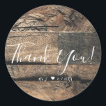 Brun Rustik Gammal Träbräda Bröllop Spara Datum Runt Klistermärke<br><div class="desc">Matchande artiklar tillgängliga.</div>