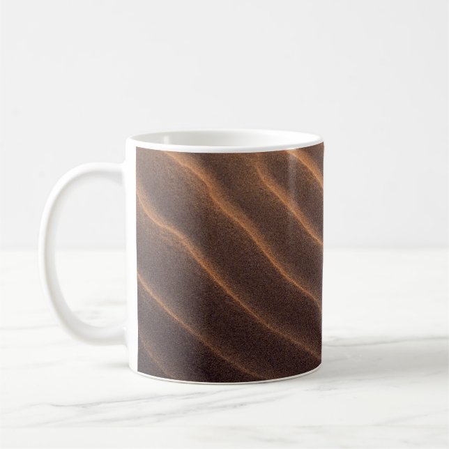 Brun sand med vatten på morgonen kaffemugg (Vänster)