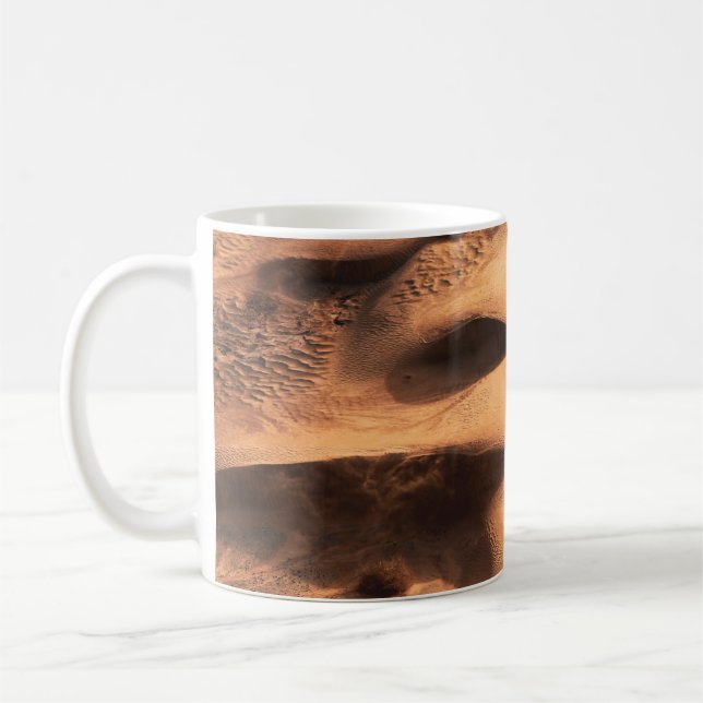 Brun sandbildning kaffemugg (Vänster)
