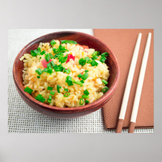 Brun skål med en portion tillagad ris poster