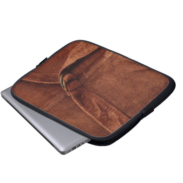 Brun suede med remsa och låsbeslag laptop sleeve (Framre botten)