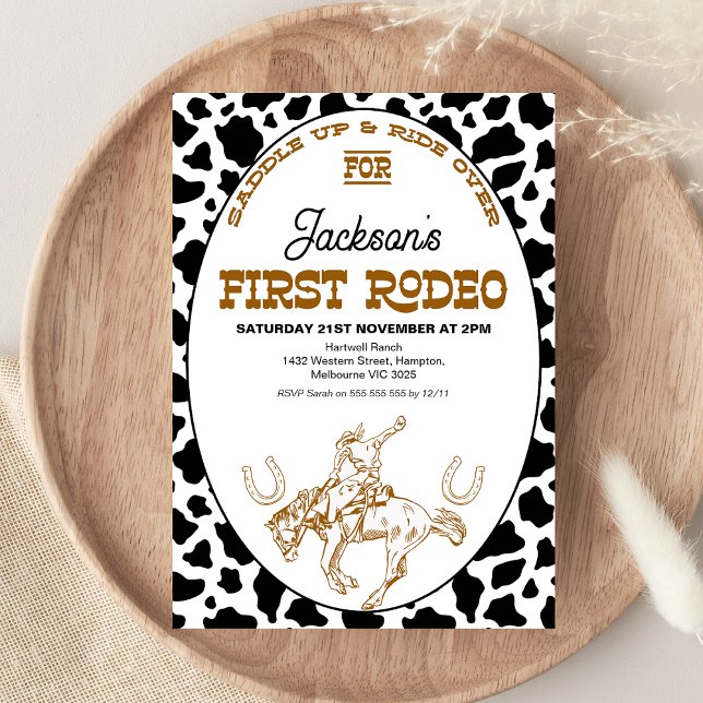 Brun svart bladig utskrift Första rodeo Första föd Inbjudningar (Boys First Rodeo 1st Birthday Invitation, Western Themed Wild West Birthday Southern Country Cowhide)
