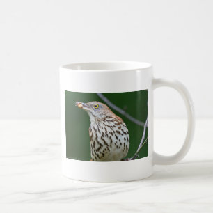 Brun torktumlare med dagskorgskorgen kaffemugg
