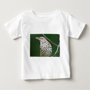 Brun torktumlare med dagskorgskorgen t-shirt