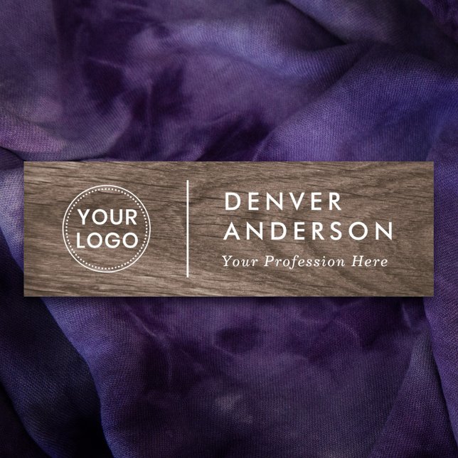 Brun trä ser modern logotyp, namn och titel namnbricka (Skapare uppladdad)