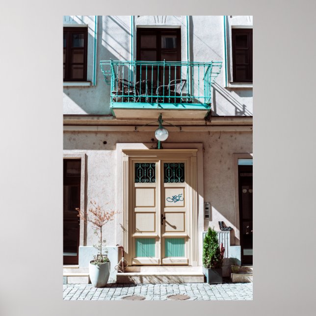 Brun trädörr på vit betong byggnad poster (Framsidan)