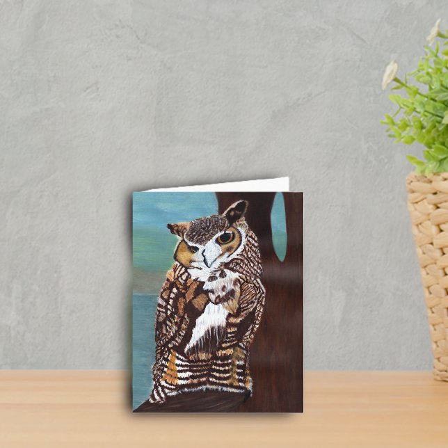 Brun Uggle Notkort Kort (Brown owl golden eyes sitting in tree sky water background on notecard.)