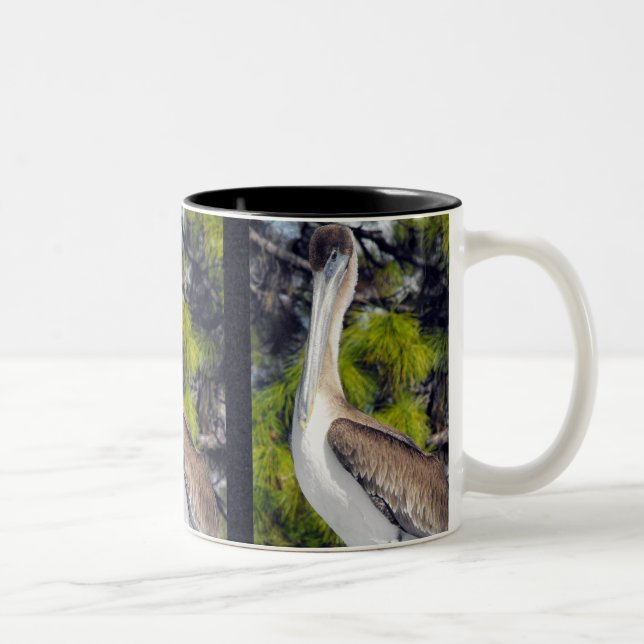 Brun ung pelikan Två-Tonad mugg (Höger)