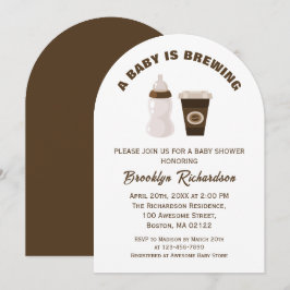 Brun vit kaffe A Baby brinner i babyskor Inbjudningar