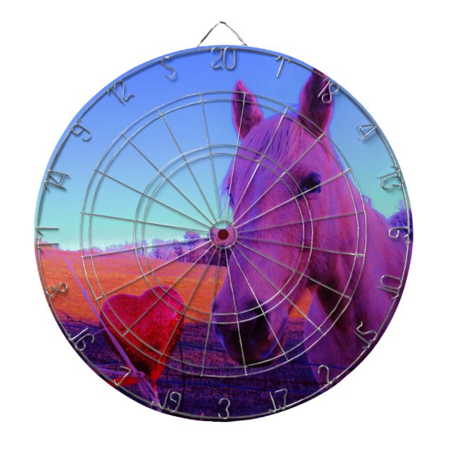 Bruna hästar och rött hjärta piltavla (Framsidan)