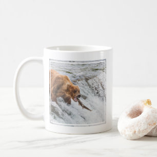 Brunbjörn fångar röd lax kaffemugg