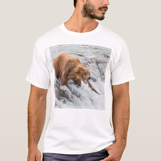 Brunbjörn fångar röd lax t shirt (Framsida)