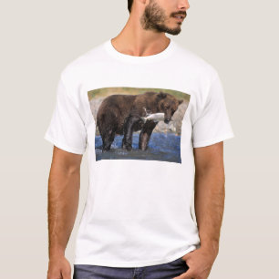 Brunbjörn, grizzlybjörn, med fångad lax, tee shirt