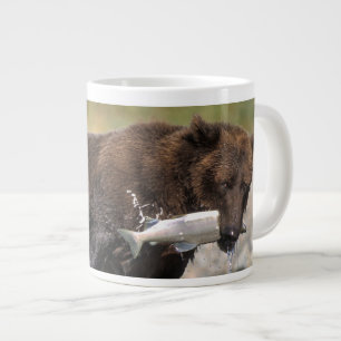 Brunbjörn, grizzlybjörn, med laxfångst, jumbo mugg
