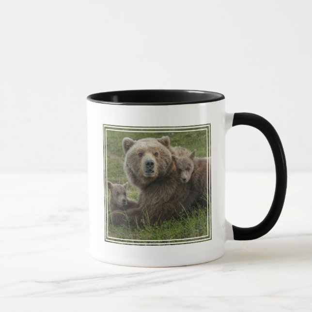 Brunbjörnunge kramas med sin mamma mugg (Höger)