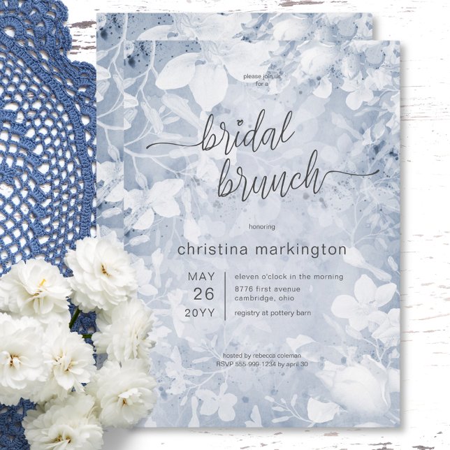 Brunch för den moderna Blommigten Blue & White Möh Inbjudningar (Modern Floral Blue & White Bridal Brunch Invitation)