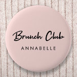 Brunch Klubb | Rosa Namn Modern handskriven skrift Knapp<br><div class="desc">Enkel, snyggt "Brunch Klubb"-anpassningsbar offertdesign i modern minisalistisk handskriven skripttypografi och ett eget namn fält för att lägga till ditt namn eller namnen på dina brunchvänner som en söt matchande uppsättning eller gåva! Brunch lär ha sitt ursprung i England i slutet av 1800-talet och blev populär i Förenade Stater på...</div>