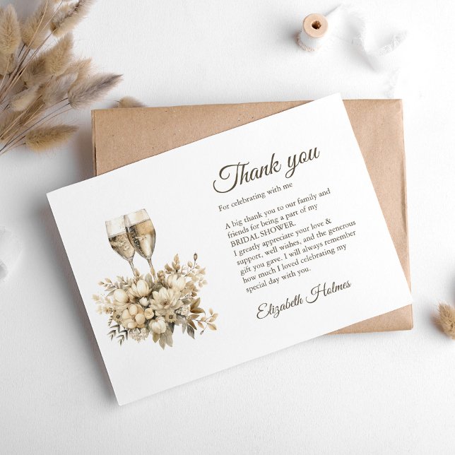 Brunch och Bubbly Champagne Blommor Bröllopsdusch Tack Kort (Brunch and Bubbly Champagne Flowers Bridal Shower Thank You Card on a boho white table.)