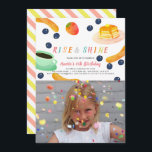 Brunch Pancake PJ Watercolor Kids Photo Birthday Inbjudningar<br><div class="desc">Den här söta "stiga upp och skuggade " barnens födelsedagsfoto har en vit bakgrund omgiven av pannkakor, jordgubbar, blåbär, korv och en kopp av kaffe i vattenfärg. Baksidan har en vit bakgrund med rosa och gult diagonalt rand. Anpassa den efter dina behov. Du hittar mer polar björnprodukter i min butik....</div>