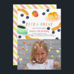 Brunch Pancake PJ Watercolor Kids Photo Birthday Inbjudningar<br><div class="desc">Den här söta "stiga upp och skuggade " barnens födelsedagsfoto har en vit bakgrund omgiven av pannkakor, jordgubbar, blåbär, korv och en kopp av kaffe i vattenfärg. Baksidan har en vit bakgrund med rosa och gult diagonalt rand. Anpassa den efter dina behov. Du hittar mer polar björnprodukter i min butik....</div>