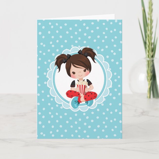 Brunett tjej för filmkväll med popcorn kort (Framsida)