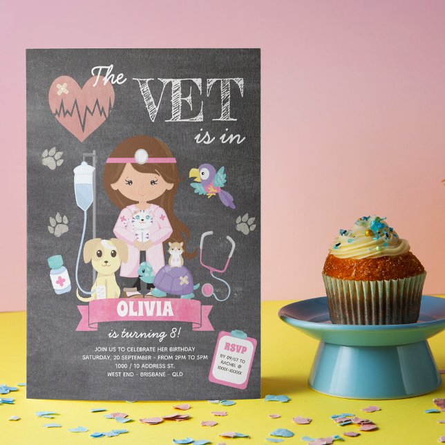 Brunette Chalkboard Girl Vet Födelsedagsfest Inbjudningar (This girl’s vet birthday invitation is just the right medicine to your celebration!)