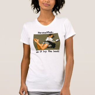 Brunetter… gör det vid boken! t shirt