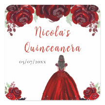 Brunhårig prinsessa röd blomster-quinceanera