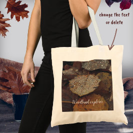 Brunt fallit löv efter regn tygkasse