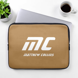 Brunt monogram minimalistiskt namn vit text för he laptop fodral