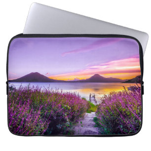 Brunt trädocka mellan lavenderblomman fält laptop fodral