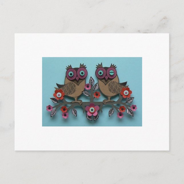 Brunt uggla med blommor vykort (Framsida)