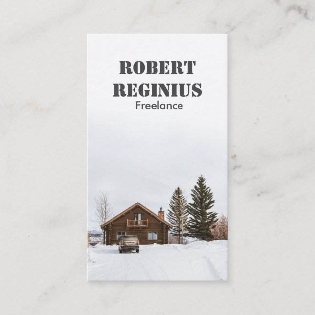 brunträhus på snö täckt mark visitkort (Framsida)