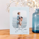 BruschNamnteckning | Hanukkah Photo Julkort<br><div class="desc">En elegant och ett modernt fotokort för Hanukkah 2021 hälsning,  med ett enda lodrät eller ett porträtt-orienterat foto i ett unikt målat ram. "Shalom" visas under handskript,  med din anpassningsbar Julhälsningar (visas med "Lycklig Hanukkah") och namn under. Lägg till året överst om du vill skapa en minnesvärd avsluta.</div>